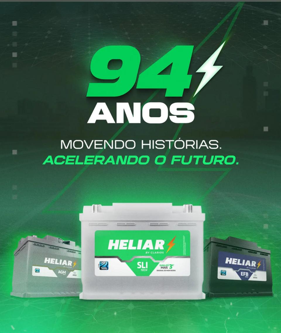 Mecânico instalando uma bateria automotiva Heliar em um carro